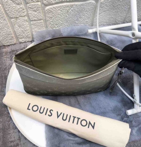 LOUIS VUITTON Pochette Voyage Souple Eclipse Monogram - Image 3
